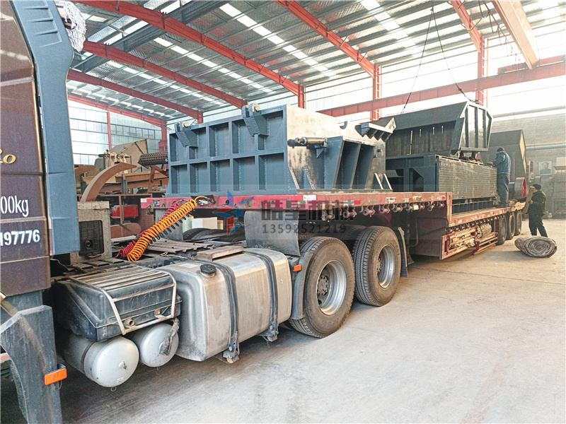 1800型<a href='http://www.uwwzj.cn' target='_blank'><span>鋁合金破碎機</span></a>設備裝車發(fā)貨